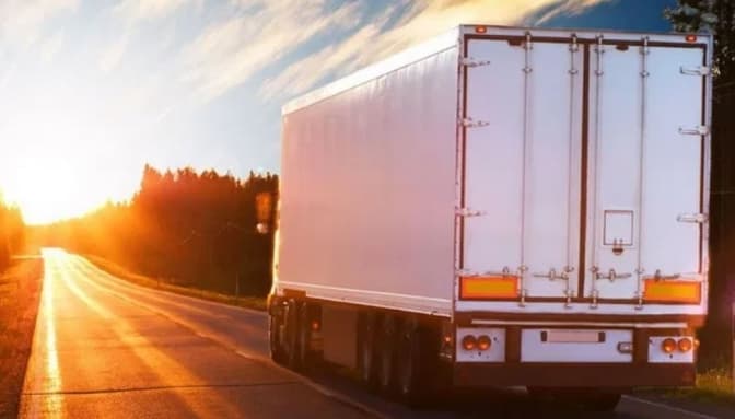 На Львівщині обмежують рух вантажівок у спеку