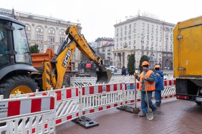 На Хрещатику в Києві прорвало водогін і теплотрасу. Рух ускладнений