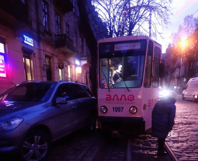 У Львові трамвай зійшов із колій, зачепивши припаркований на тротуарі Mercedes