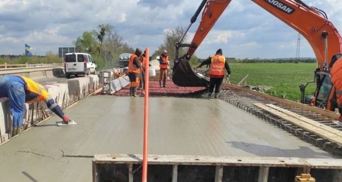 На Львівщині розпочали ремонтувати аварійний міст. Організовано реверсивний рух