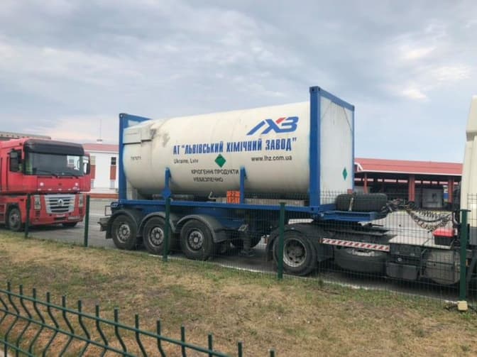 Вантажівку Львівського хімзаводу помітили на кордоні з Росією. Фото