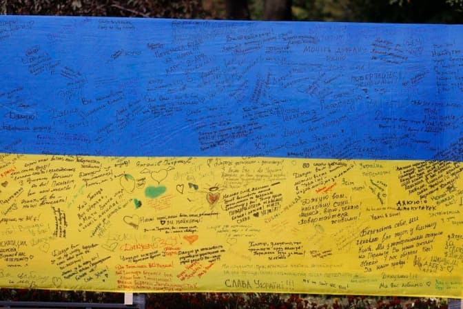 В Києві створили найбільший прапор із побажаннями для бійців ЗСУ