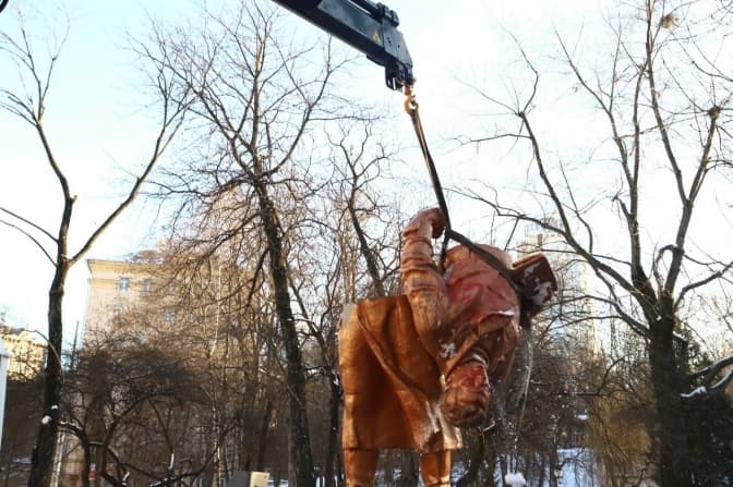 Як Київ позбувається радянського минулого та ворог пішов в наступ на Луганщині. Підсумки доби