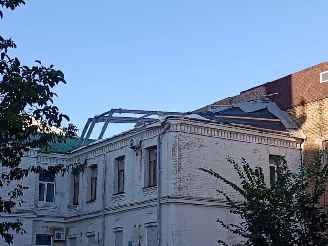 На пам'ятці архітектури в Києві демонтують незаконну мансарду