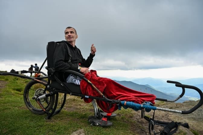 Ветеран війни у кріслі «джульєтка» піднявся на найвищу вершину Львівщини – гору Пікуй