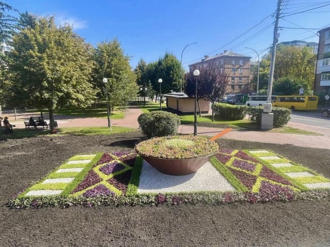 Обіцяли не робити, але не втримались. На Солом’янці створили клумбу з «борщем на рушнику»