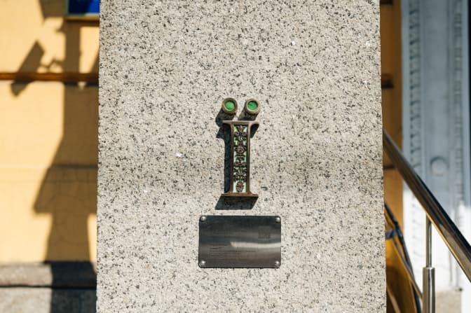 В Києві з’явилась нова скульптура проєкту «Шукай». Вона присвячена мові