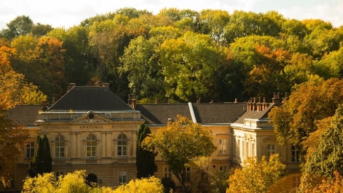 Апарт-готель біля Львівського медуніверситету. Чому заклад проти та що каже забудовник