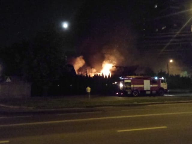 Вночі у Львові горів ресторан «Хутірець». Фото, відео