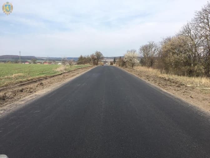 Як на Львівщині ремонтують дорогу між Підгорецьким замком і Золочевом. Фото до та після