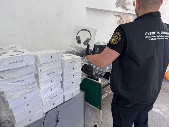 На Львівщині митники вилучили майже 2 тисячі копій навушників Apple та Samsung