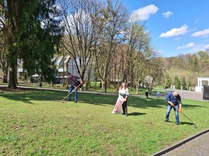 До Великодня у Львівській громаді прибрали майже 50 га та висадили понад 800 рослин