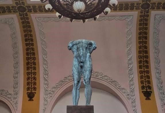 На залізничному вокзалі Львова встановили скульптуру «Прямостоячий». Фото