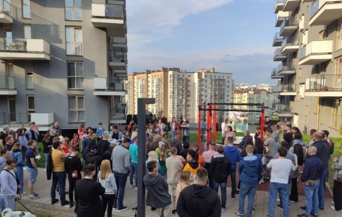 Розмова з підприємцем, який рік на війні, та мешканці Під Голоском повстали проти забудови. Підсумки доби