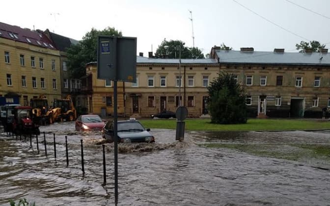 Як Львів затопило після грози. Фото, відео