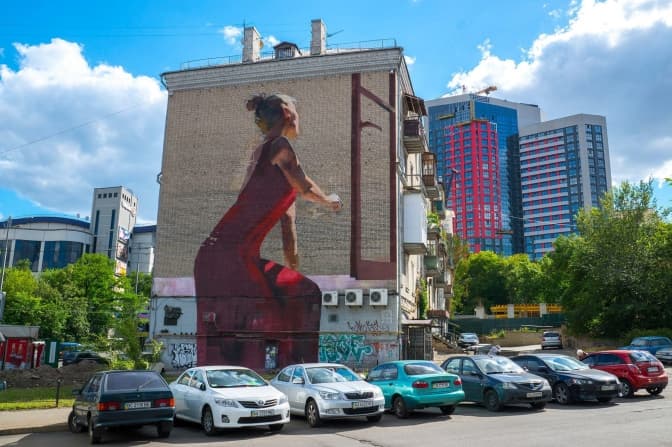 Мурал канадського художника в Києві хочуть замалювати рекламою горілки