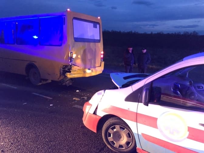 Внаслідок потрійної ДТП на Львівщині загинув пацієнт «швидкої»