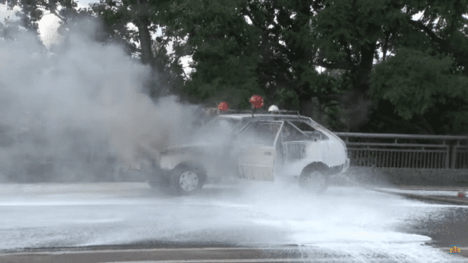 У Львові під час руху загорілося авто. Відео