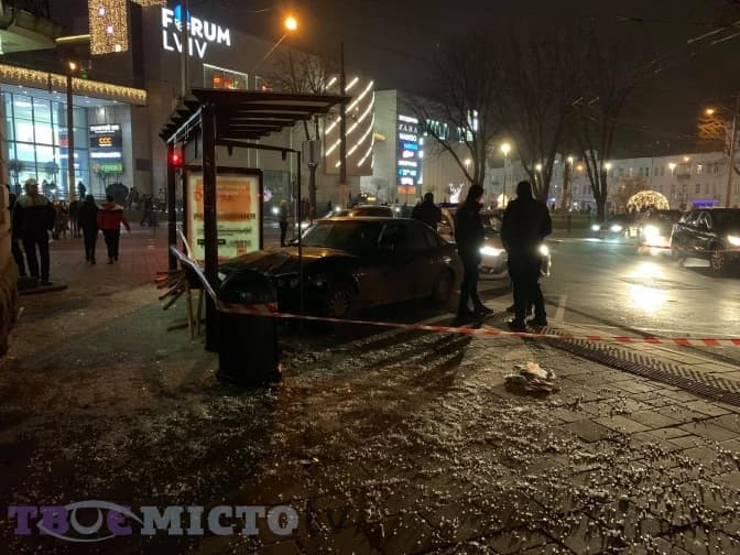 У Львові автомобіль в’їхав у зупинку. Є постраждалі