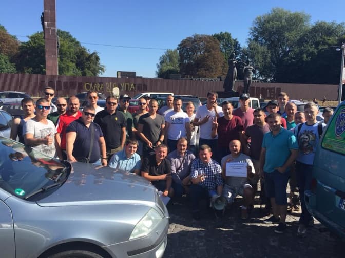 Активісти провели третю акцію протесту з вимогою переобрати керівника львівської митниці. Фото