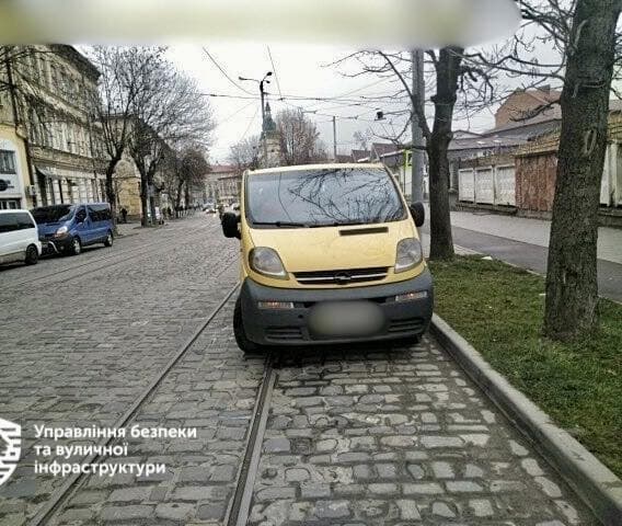У Львові назвали вулиці, де водії найчастіше паркуються на трамвайних коліях
