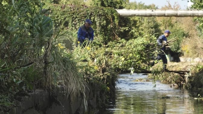 В Києві розчищають від сміття річку Либідь