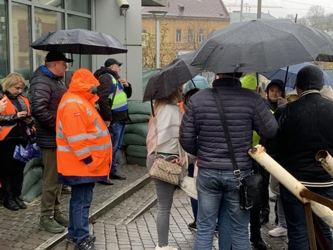 Українські перевізники зібралися біля польського консульства у Львові