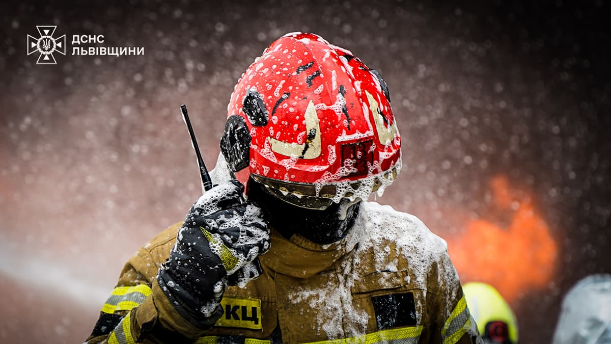 Рятувальники показали, як 12 годин гасили пожежу після обстрілу Дрогобича. Фото дня