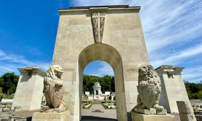На польському військовому меморіалі у Львові відкрили статуї левів