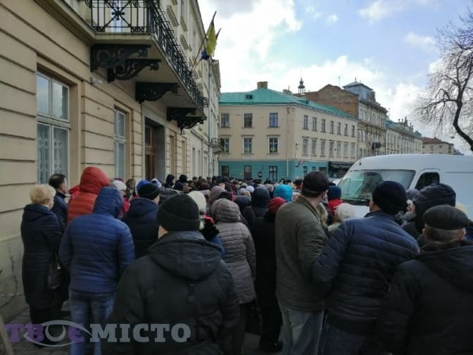 Під Львівською облрадою відбуваються чотири пікети. Чого вимагають
