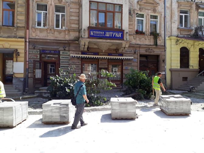 Невідомі зрізали дерева на Котлярській. Фото