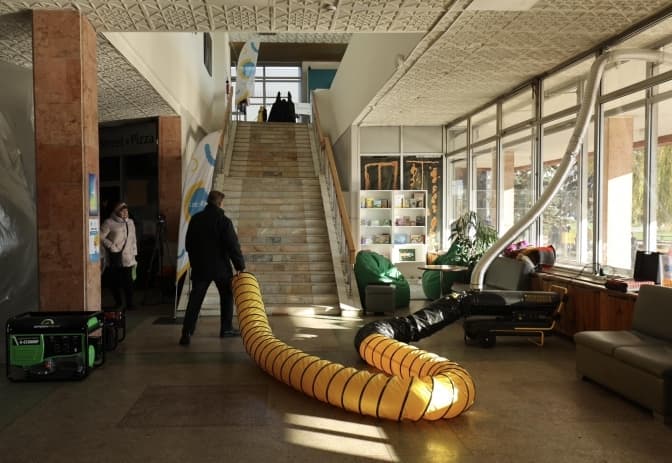 Як працює пункт обігріву у Центрі Довженка. Відео