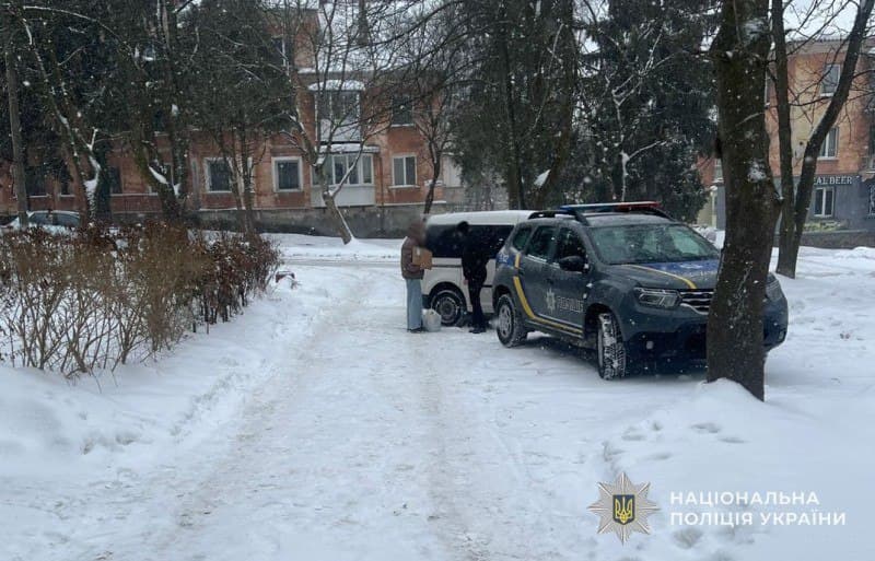 На Львівщині автомобіль, рухаючись заднім ходом, наїхав на 80-річну жінку