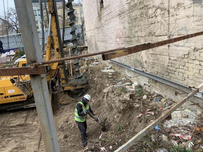 Забудовник робить прямий підкоп під «Будинок з комахами»