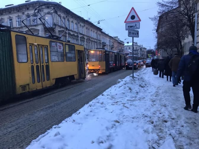 Ситуація на дорогах Львова. Затор із трамваїв на Личаківській. Фото