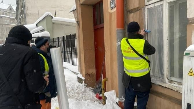 У трьох районах Львова ліквідовують наслідки обстрілу: комунальні служби закрили більшість вибитих вікон