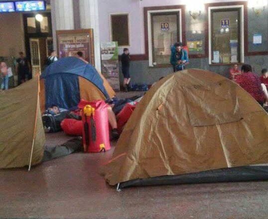На львівському залізничному вокзалі розбили наметове містечко. Фото