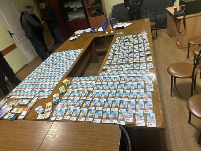 Через пункт пропуску на Львівщині намагались перевезти 145 тисяч швейцарських франків