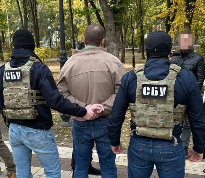 У Києві затримали посадовця, який за хабарі «заплющував очі» на порушення монополістів