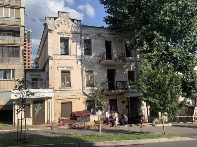 Біля «Будинку з комахами» відновили будівельні роботи