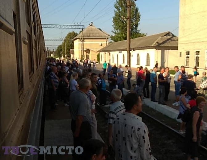 На станції Скнилів перекрили залізничну колію. Фото