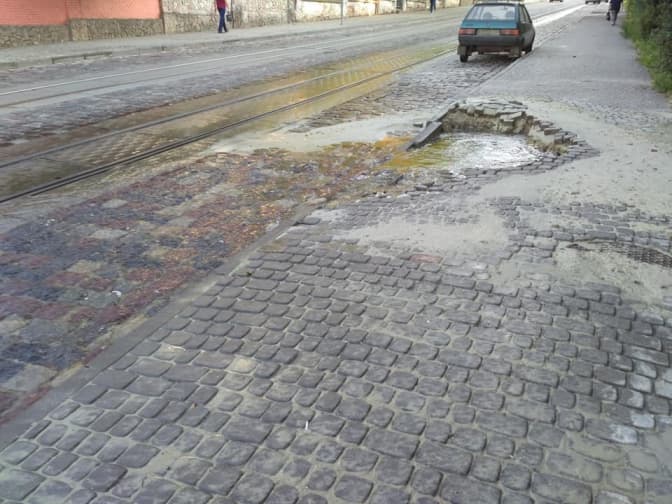 На Мечникова стався прорив труби: без води залишились кілька будинків