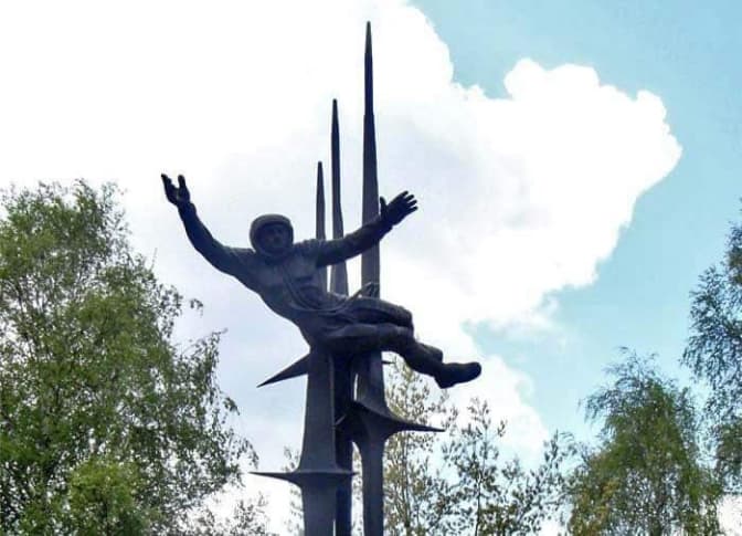 У Львові демонтують пам'ятник космонавтці