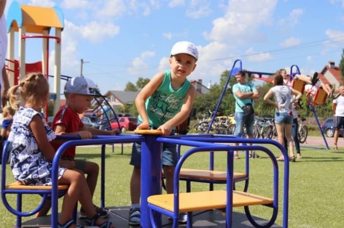 Біля Львова з’явився сучасний спортивний дитячий майданчик