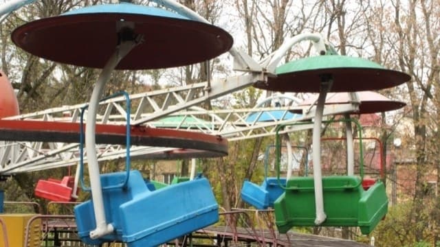 У Парку культури демонтують атракціон «Орбіта»