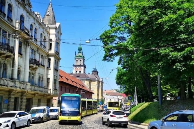 У центрі Львова мінятимуть колію. Автобуси та авто курсуватимуть за новою схемою