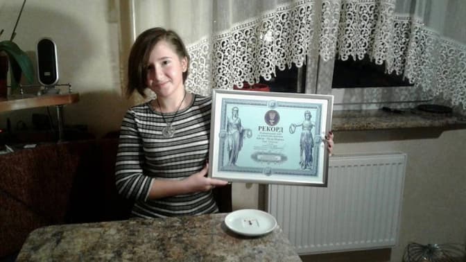 Школярка зі Львова приготувала найменший в Україні торт. Фото