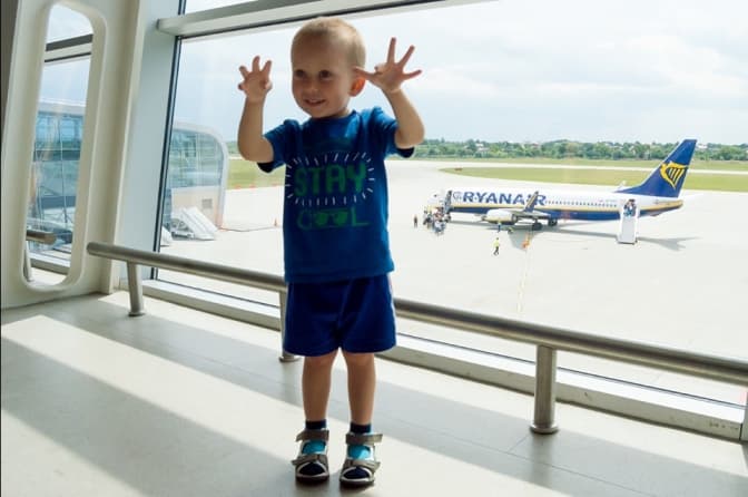 Трирічний хлопчик став мільйонним пасажиром у Львівському аеропорту. Фото