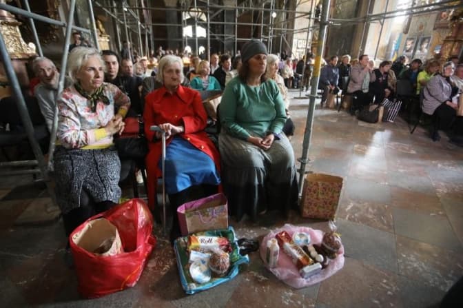 У Львові для потребуючих організовують великодні сніданки та освячення пасок. Фото