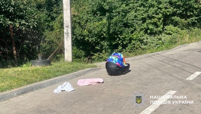 У Львові чоловік забув люльку з немовлям на даху авто. Йому повідомили про підозру
